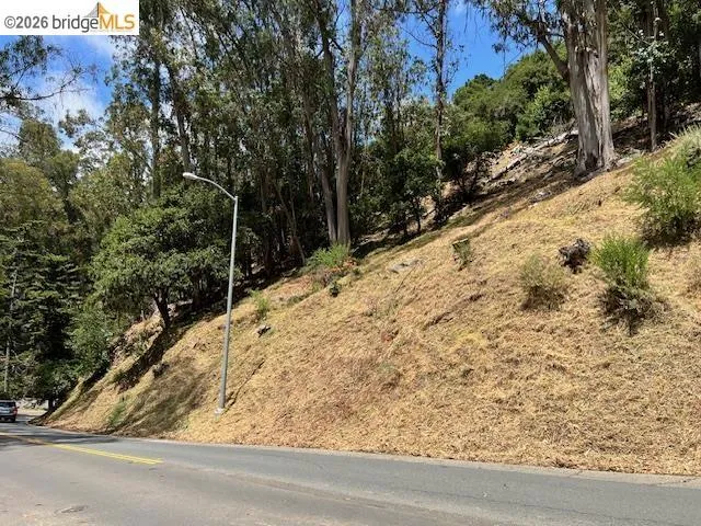 5847 Ascot Dr Oakland, CA 94611