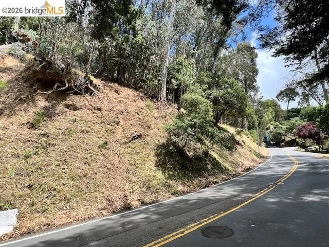 5847 Ascot Dr Oakland, CA 94611