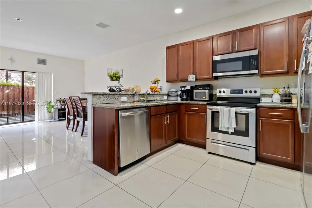 10268 NW 88th Ter Doral, FL 33178