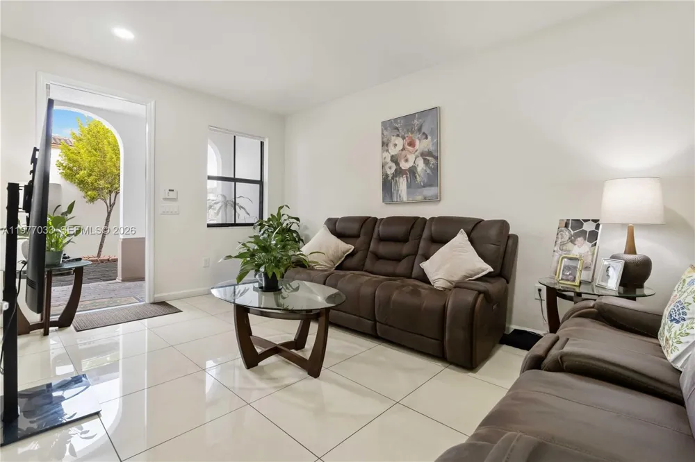 10268 NW 88th Ter Doral, FL 33178