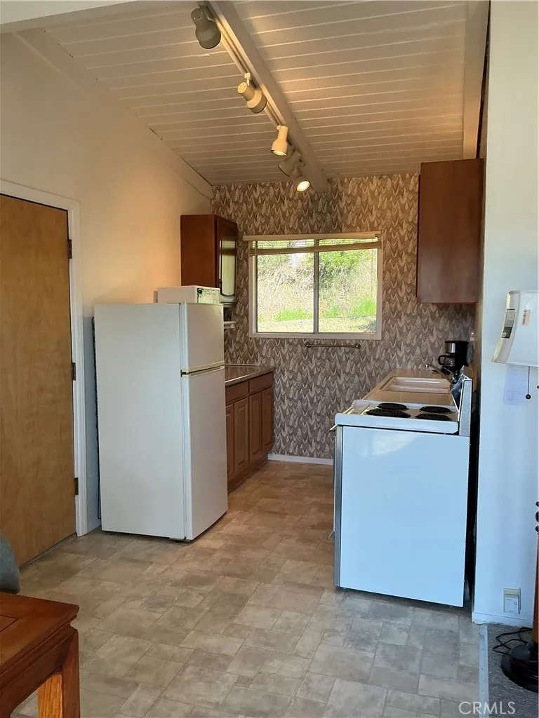 4160 Lakeview Drive Nice, CA 95464