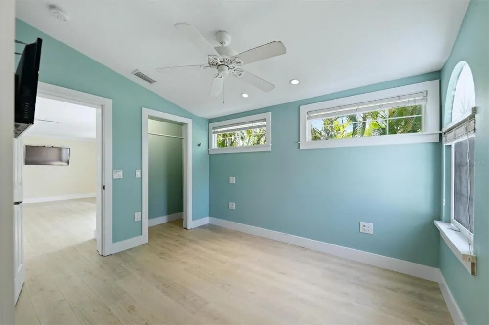 5803 DE PALMAS AVENUE Holmes Beach, FL 34217
