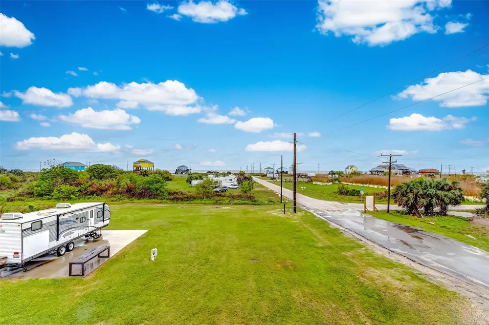1040 Johnson Road Gilchrist, TX 77617