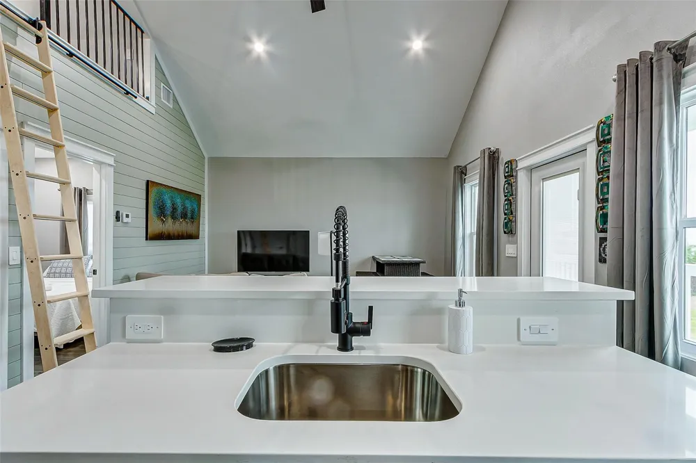 1040 Johnson Road Gilchrist, TX 77617
