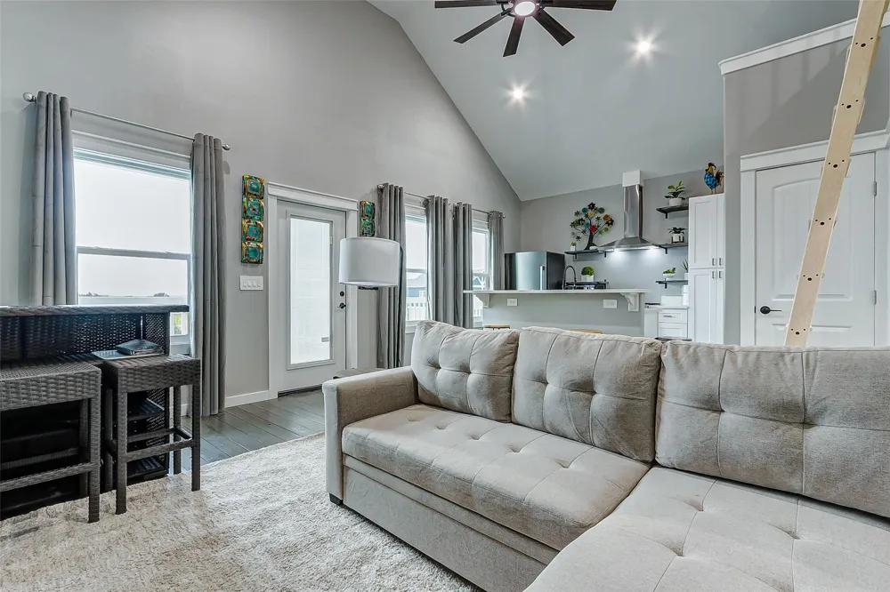 1040 Johnson Road Gilchrist, TX 77617