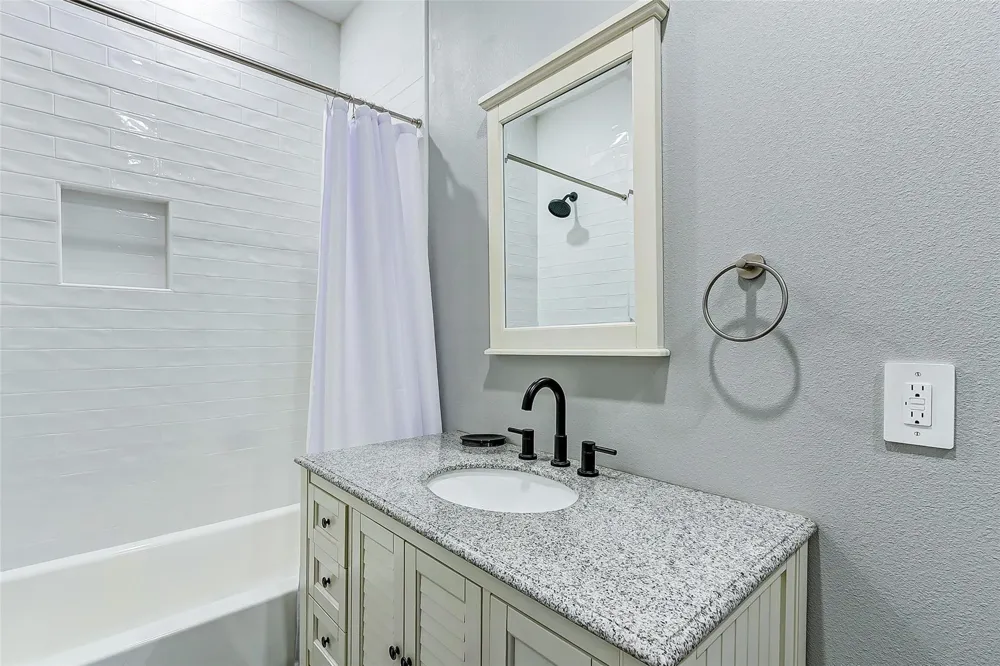1040 Johnson Road Gilchrist, TX 77617