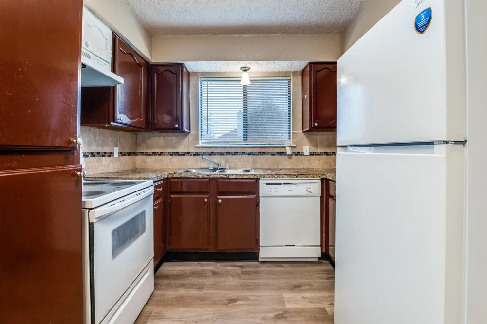 2922 E Pepperidge Drive Lancaster, TX 75134