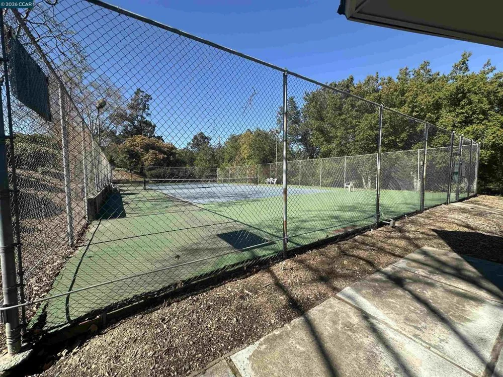 1827 Holland Dr Walnut Creek, CA 94597