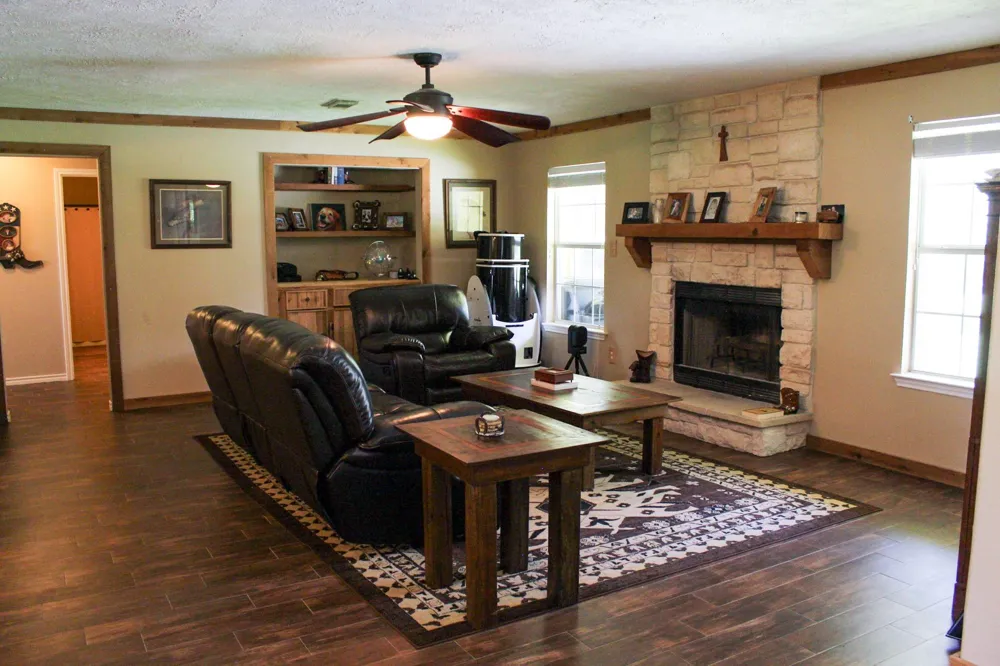 1076 W Branding Iron Weimar, TX 78962
