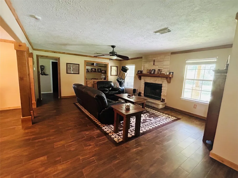 1076 W Branding Iron Weimar, TX 78962