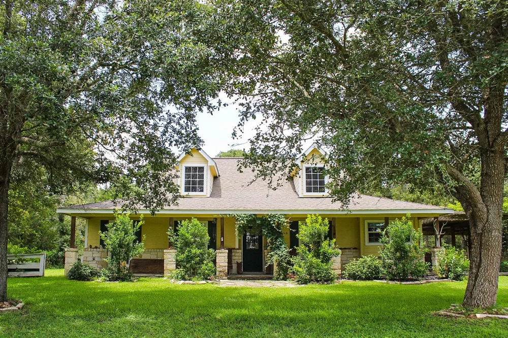 1076 W Branding Iron Weimar, TX 78962
