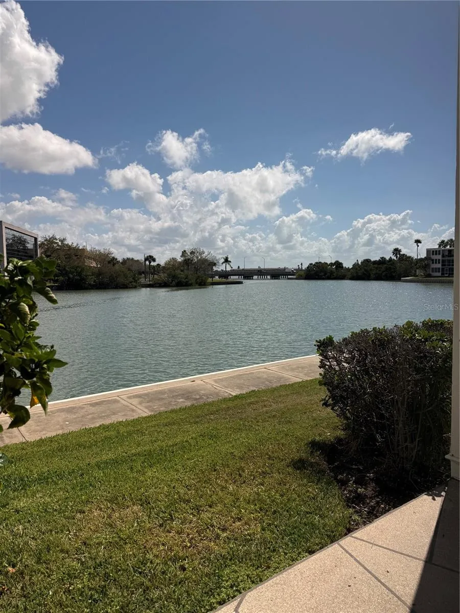 7425 BAY ISLAND DRIVE S #103 South Pasadena, FL 33707