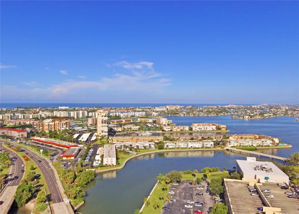 7425 BAY ISLAND DRIVE S #103 South Pasadena, FL 33707