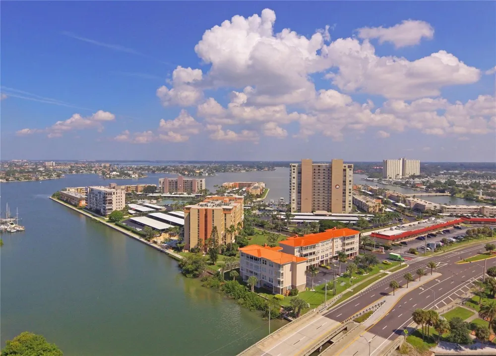 7425 BAY ISLAND DRIVE S #103 South Pasadena, FL 33707