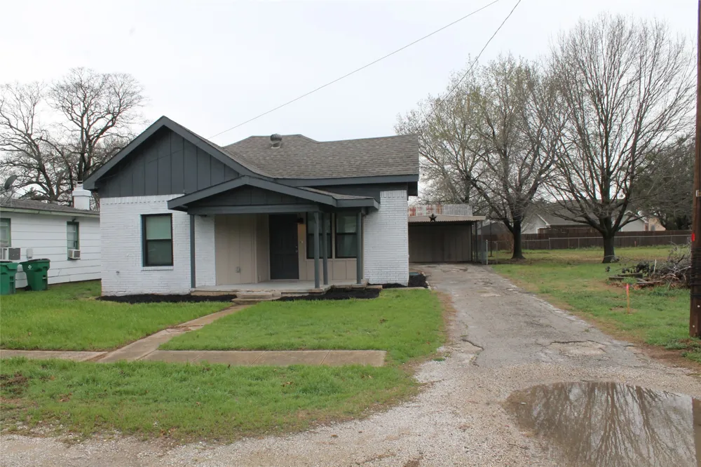 104 S Hubbard Street Alvord, TX 76225