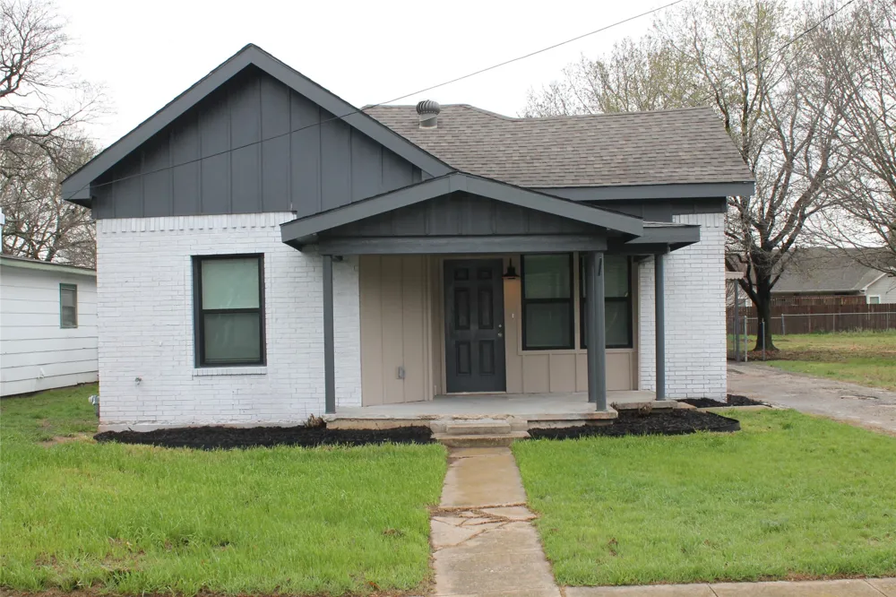 104 S Hubbard Street Alvord, TX 76225