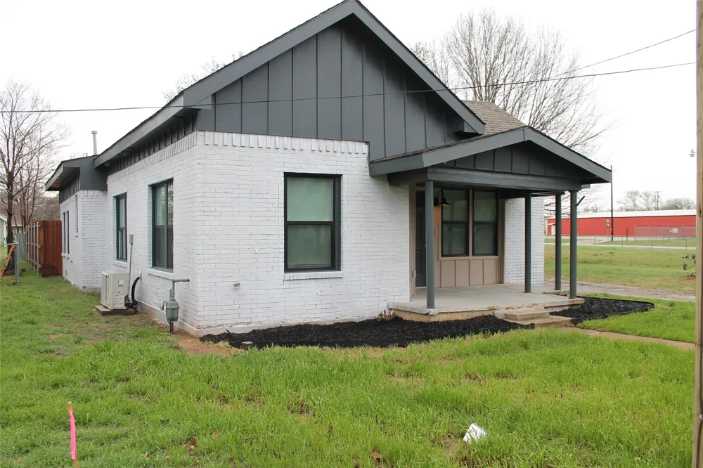 104 S Hubbard Street Alvord, TX 76225