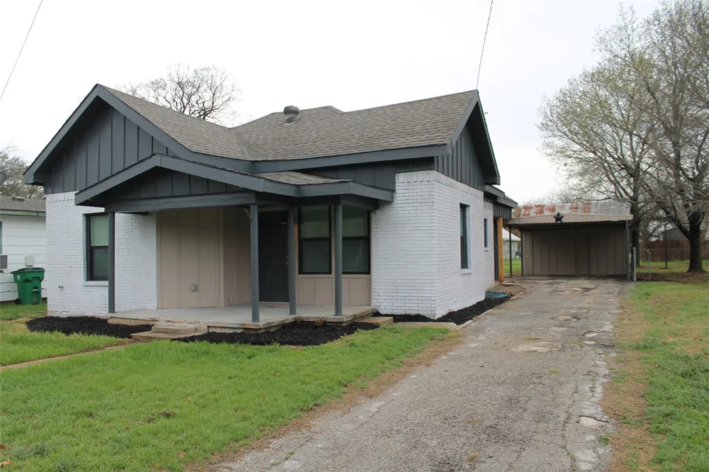 104 S Hubbard Street Alvord, TX 76225