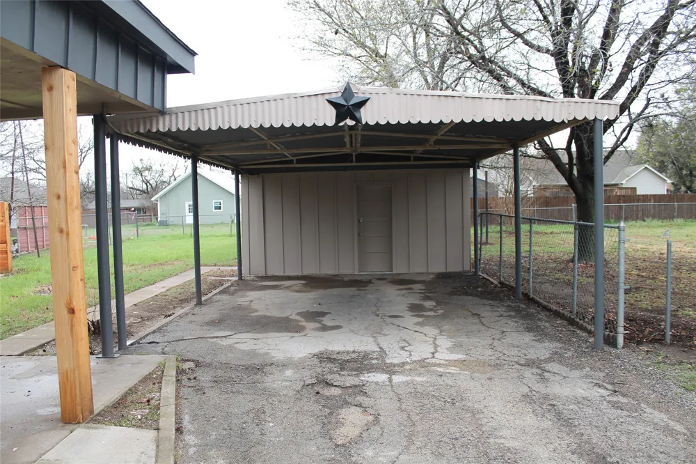 104 S Hubbard Street Alvord, TX 76225