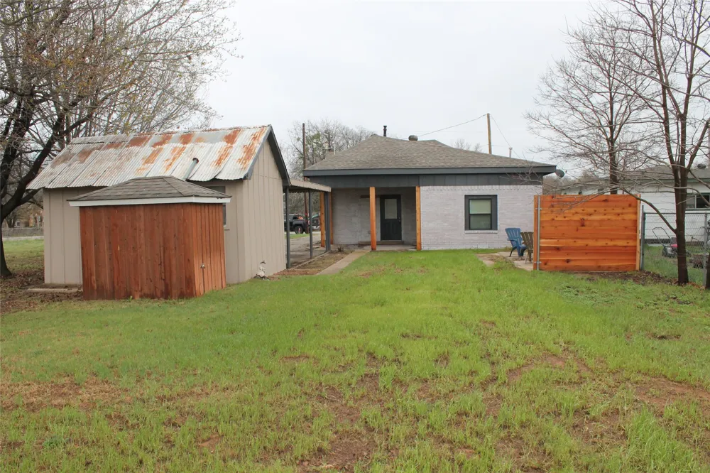 104 S Hubbard Street Alvord, TX 76225