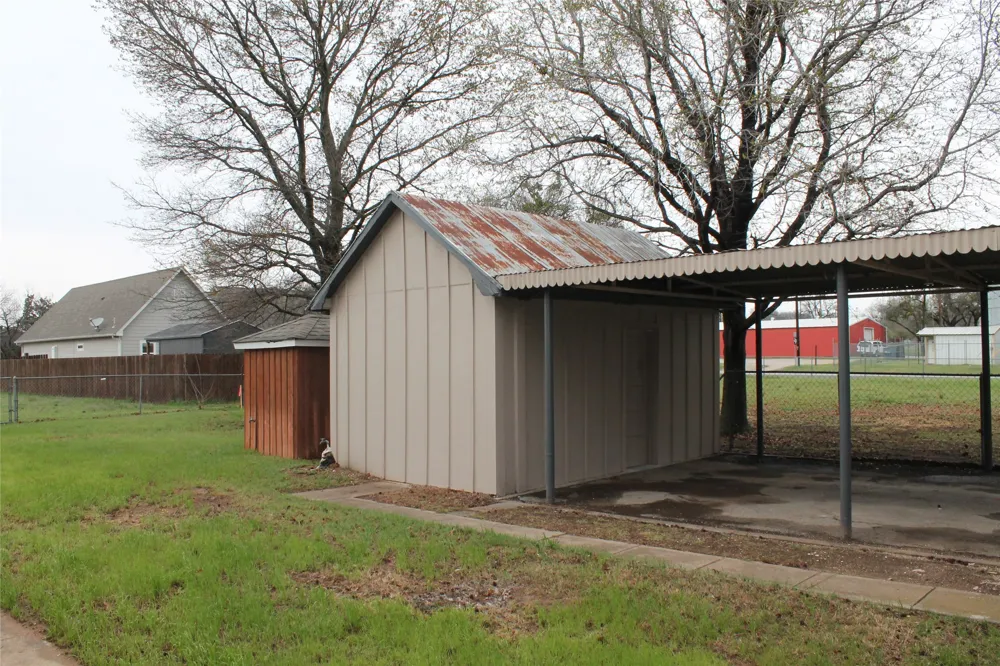 104 S Hubbard Street Alvord, TX 76225
