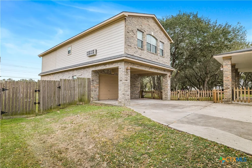 233 Post Oak Bend Inez, TX 77968