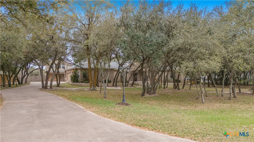 233 Post Oak Bend Inez, TX 77968