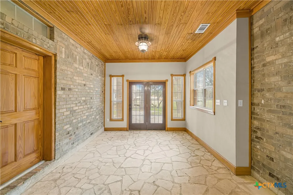 233 Post Oak Bend Inez, TX 77968