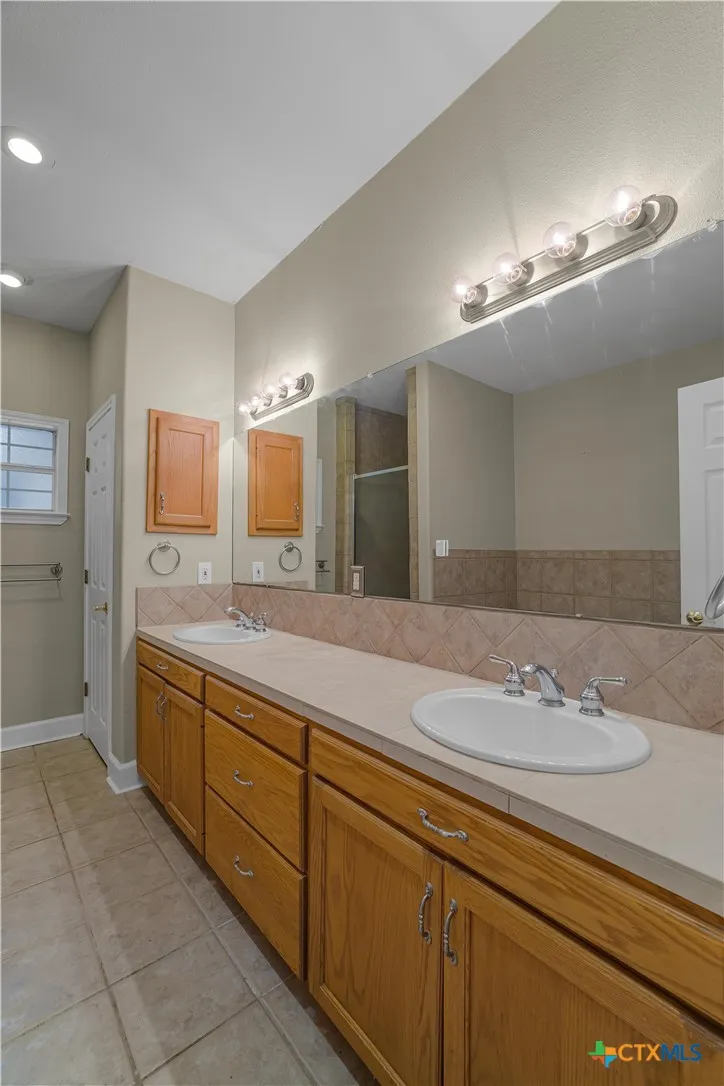 233 Post Oak Bend Inez, TX 77968