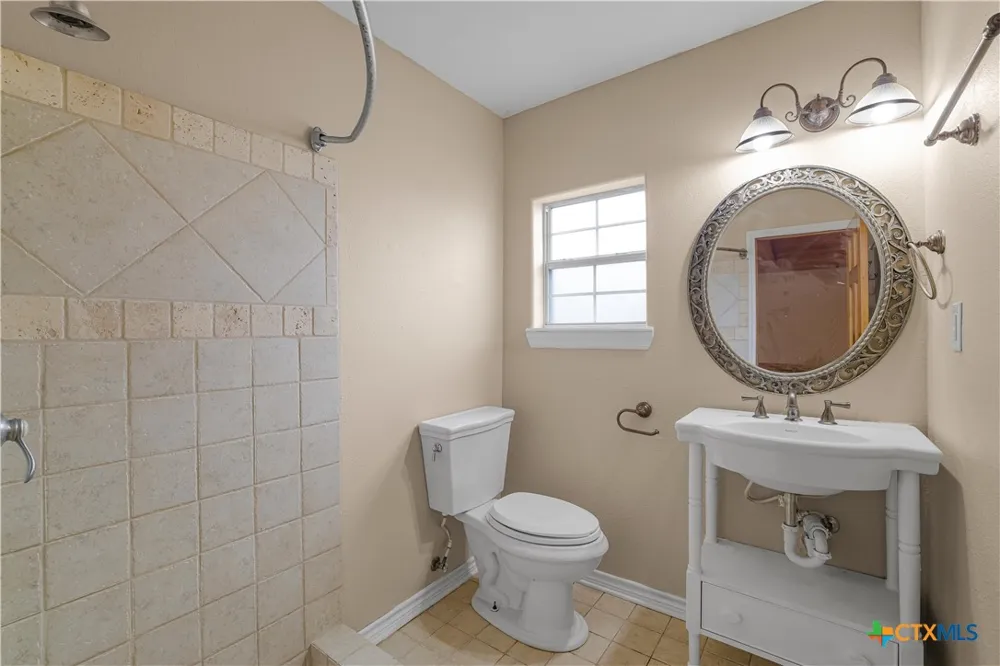 233 Post Oak Bend Inez, TX 77968
