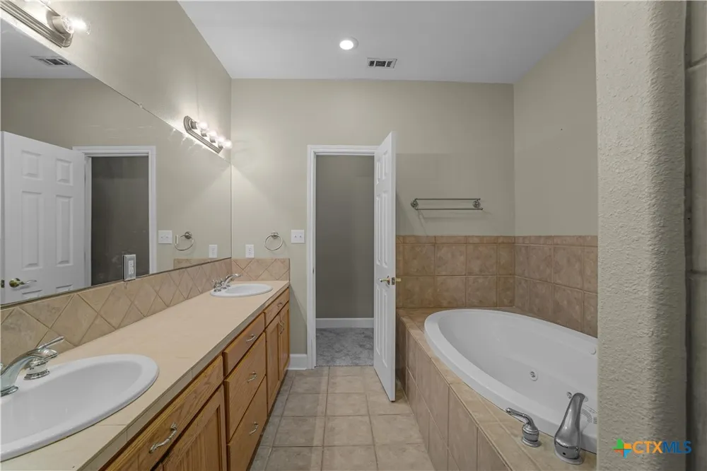 233 Post Oak Bend Inez, TX 77968