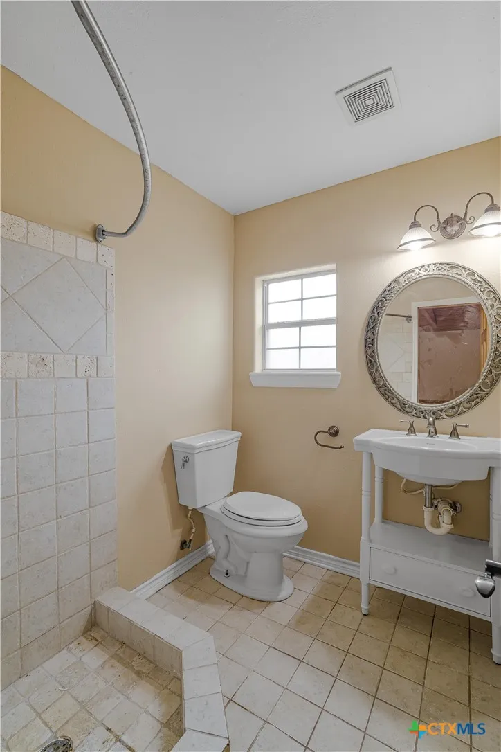 233 Post Oak Bend Inez, TX 77968