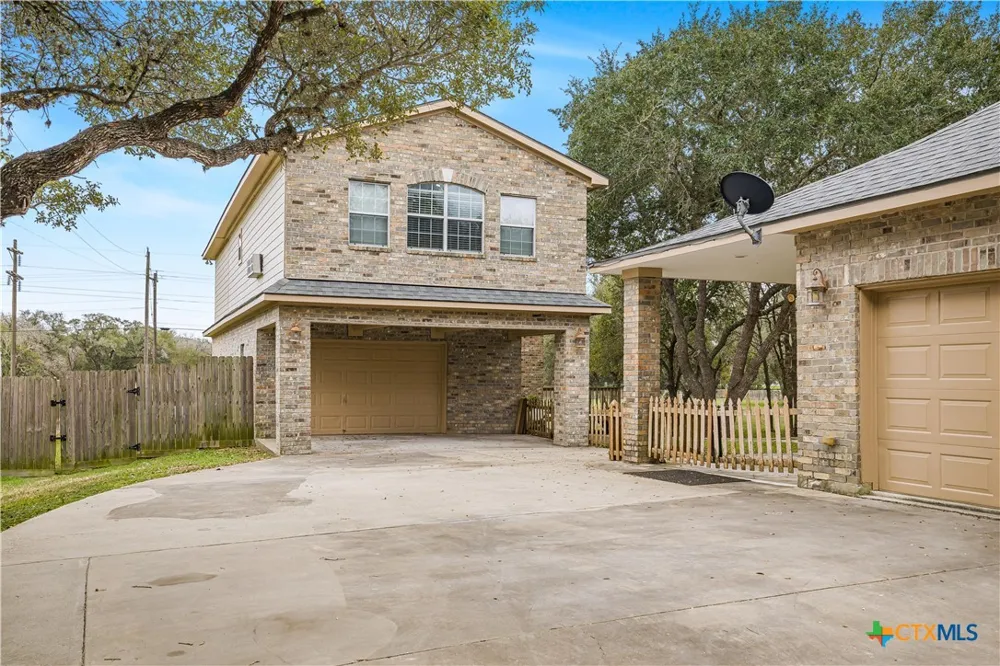 233 Post Oak Bend Inez, TX 77968