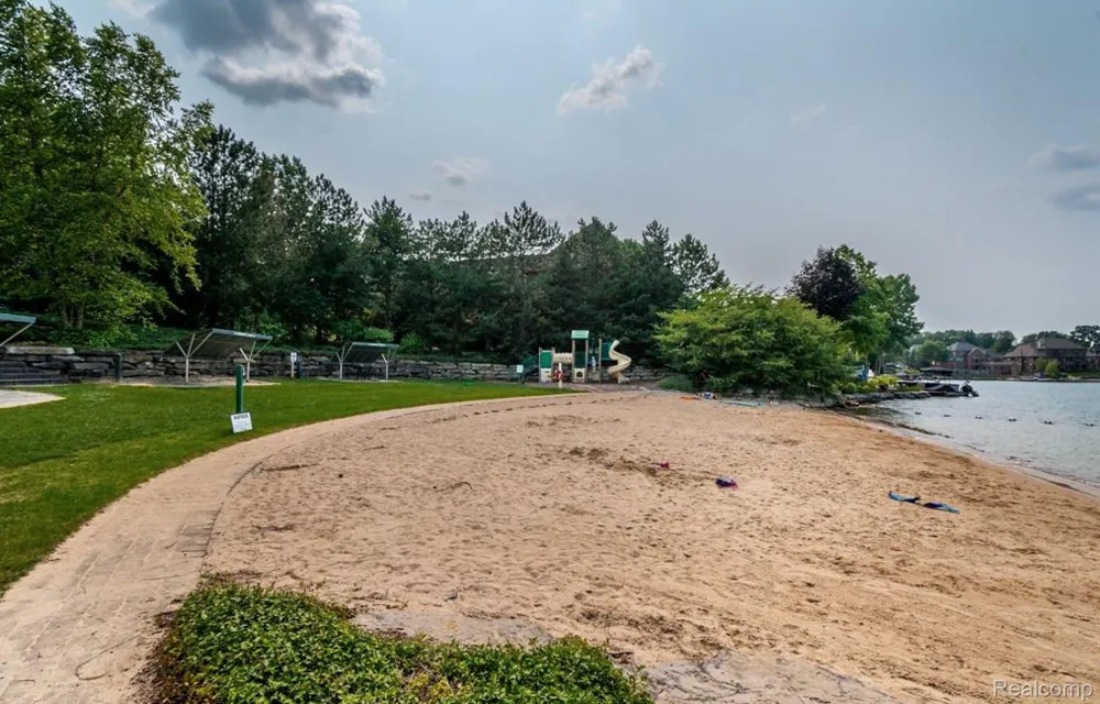 10539 Stoney Point Drive Green Oak Township, MI 48178
