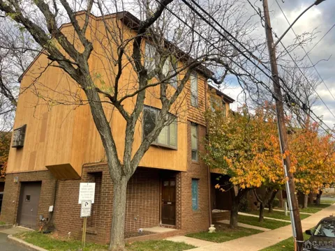 81 Redmond Street
