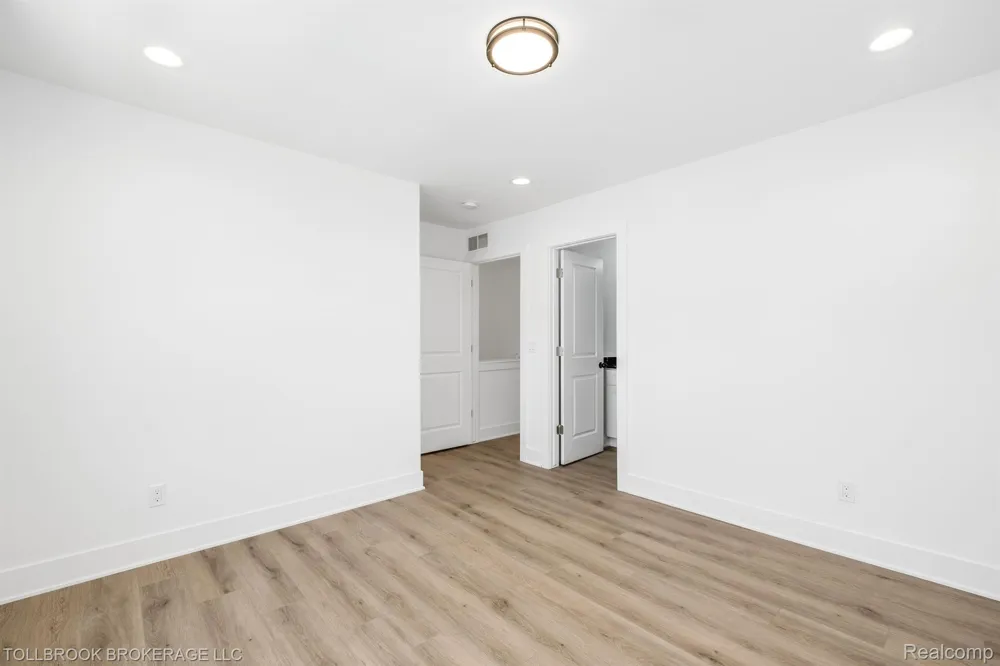 317 E. Irving Madison Heights City, MI 48084