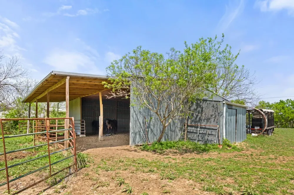 13484 Avis Road Dale, TX 78616