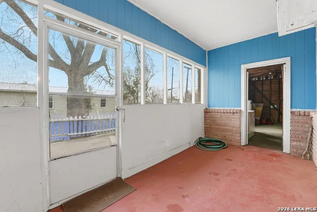 500 texas Nixon, TX 78140