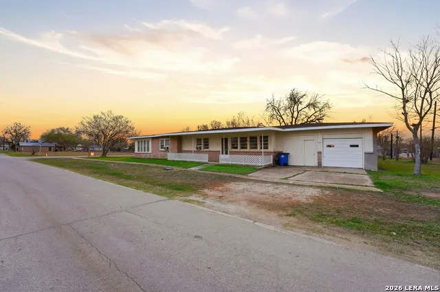 500 texas Nixon, TX 78140