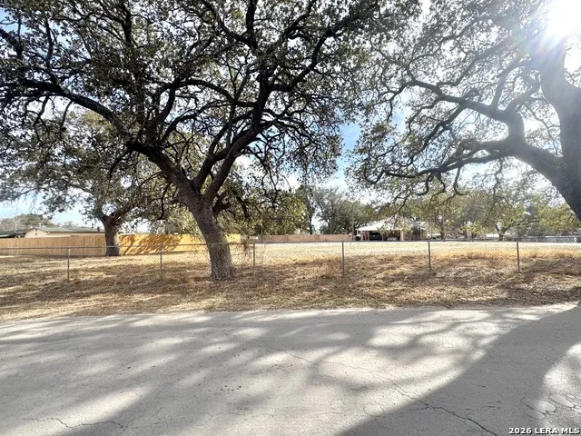 402 W Dilley Devine, TX 78016