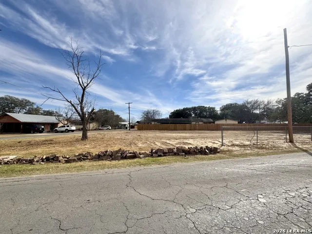 402 W Dilley Devine, TX 78016