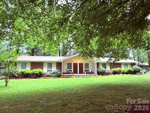 106 E Laurel Lane