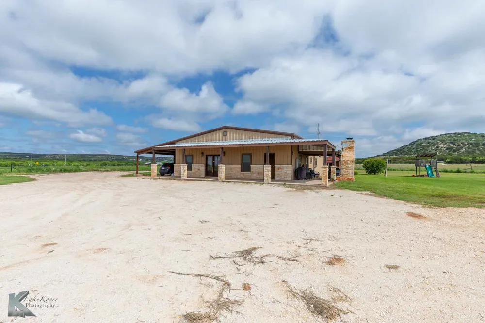 2574 County Road 162 Ovalo, TX 79541