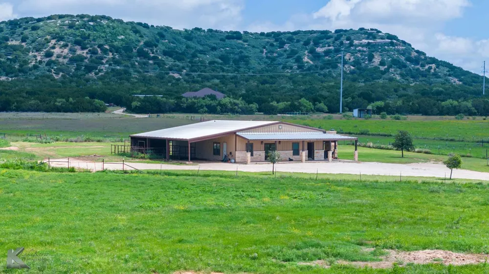 2574 County Road 162 Ovalo, TX 79541