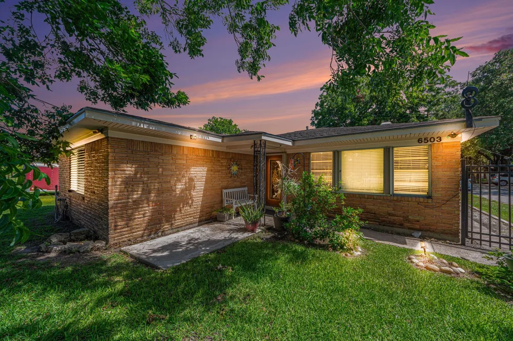 6503 Sharon Lane Hitchcock, TX 77563