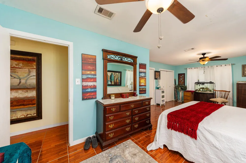 6503 Sharon Lane Hitchcock, TX 77563