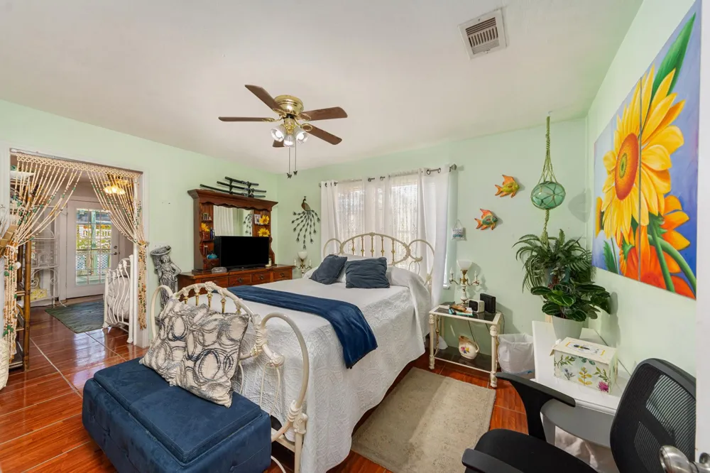 6503 Sharon Lane Hitchcock, TX 77563