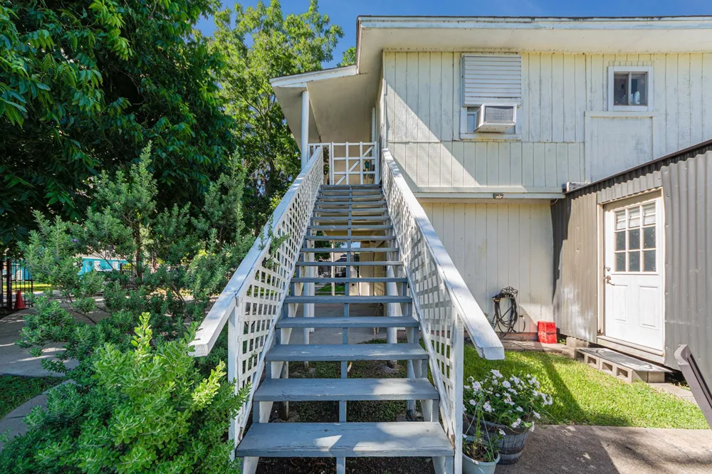 6503 Sharon Lane Hitchcock, TX 77563