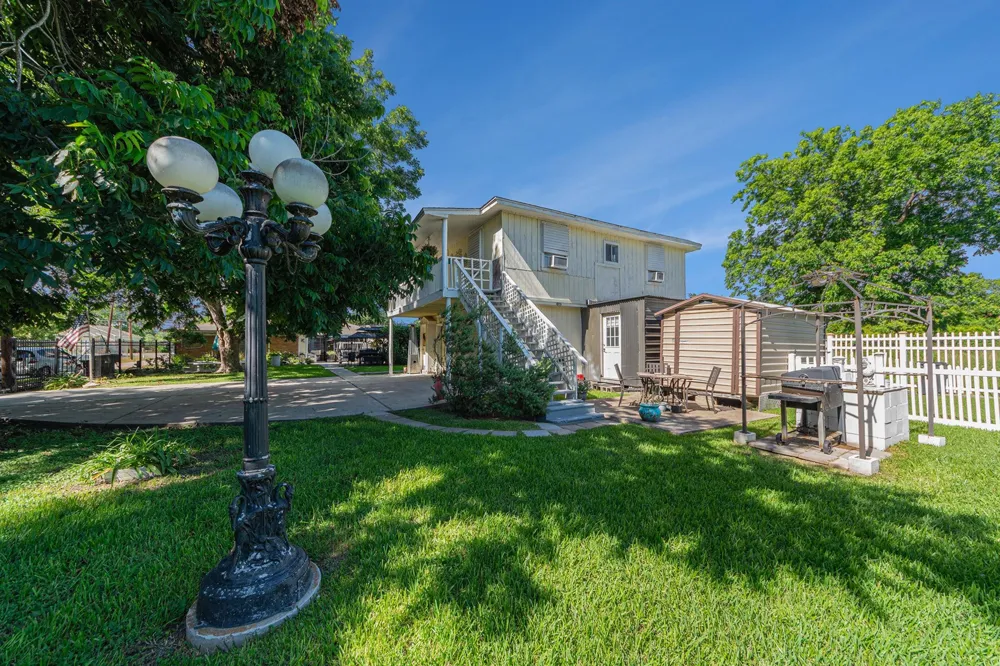 6503 Sharon Lane Hitchcock, TX 77563
