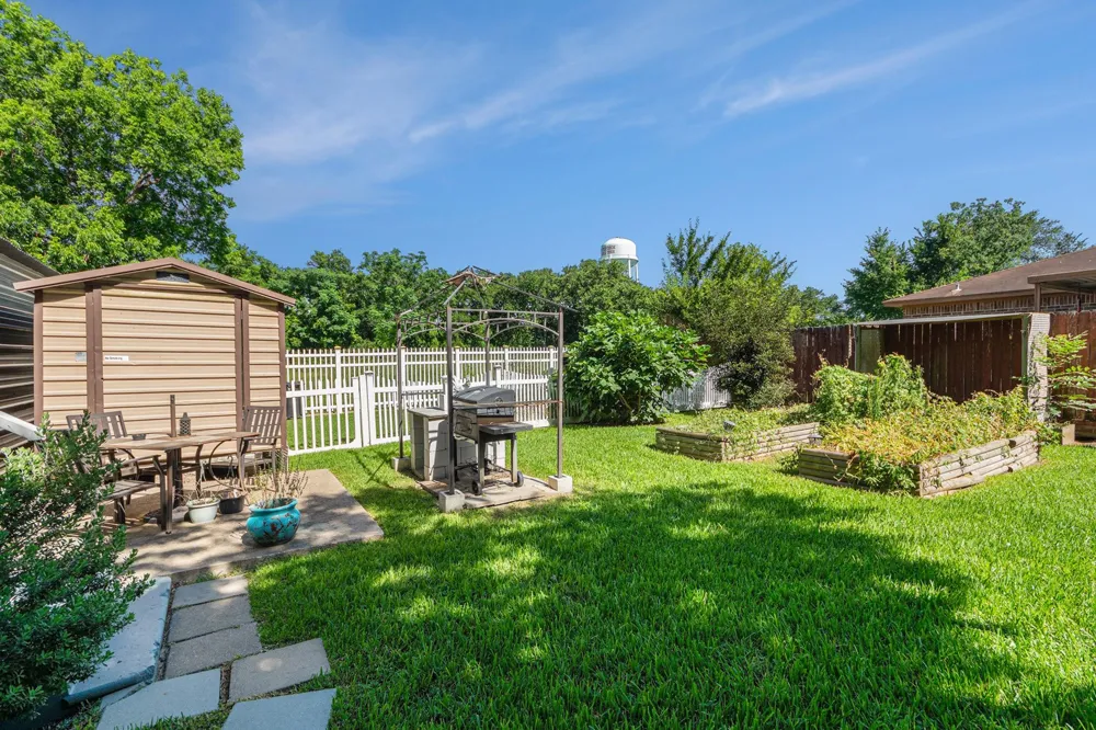 6503 Sharon Lane Hitchcock, TX 77563